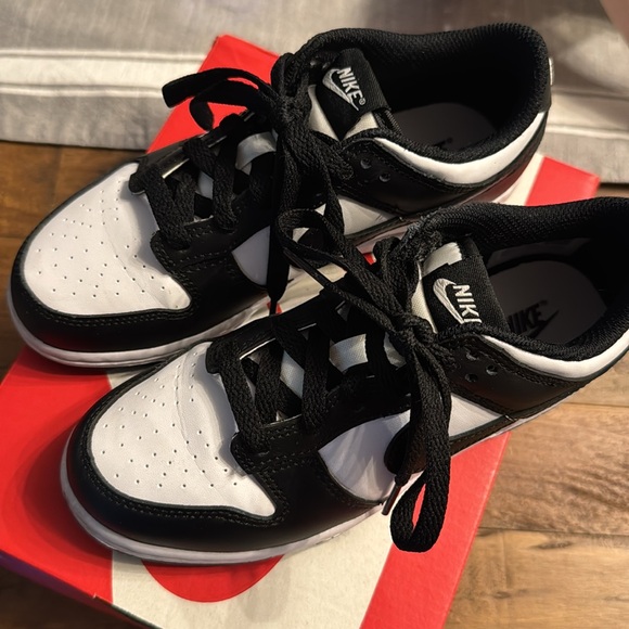Nike Classic Black and White Dunks 2.5 EUC - Picture 2 of 6